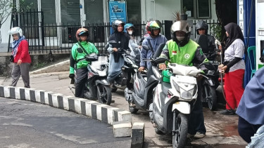 Antrean Sepeda Motor di SPBU Kota Cilegon, Banten.