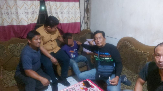 D, pelaku pembunuhan dan pencabulan saat diamankan petugas kepolisian.(dok Polres Pelabuhan Belawan)
