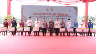 Kapolri Jenderal Listyo Sigit Prabowo dan Panglima TNI Jenderal Agus Subianto menyalurkan bantuan sosial (bansos)