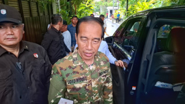 Jokowi pakai seragam komcad hadiri acara parade senja di Akmil Magelang.