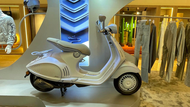 Vespa 946 Snake di Pacific Place Mall Jakarta