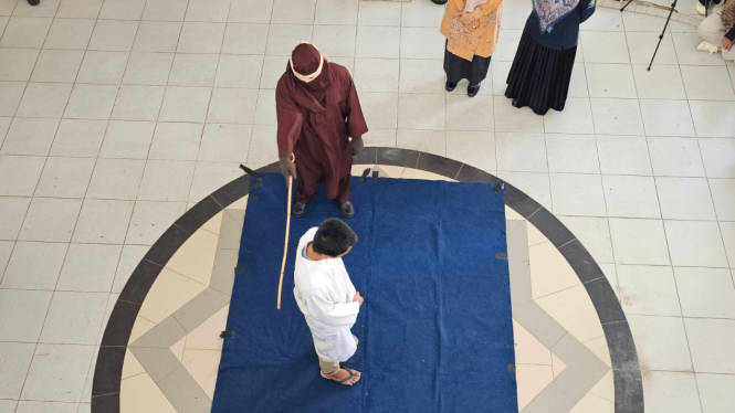 Terpidana pelanggar syariat islam dicambuk di Taman Sari Banda Aceh. VIVA/Dani Randi