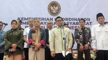 Menteri Koordinator Bidang Pemberdayaan Masyarakat, Muhaimin Iskandar atau Cak Imin (tengah) dalam konferensi pers di Kantor Kemenko PMK, Jakarta Pusat, Kamis, 27 Februari 2025
