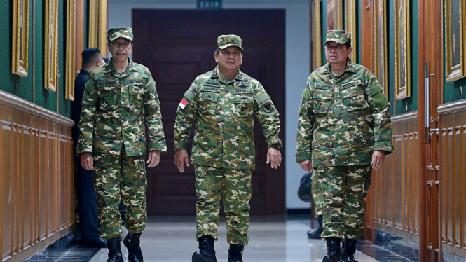 Presiden Prabowo Subianto bersama mantan Presiden Joko Widodo dan Susilo Bambang Yudhoyono.