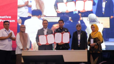 Rektor dan guru besar.