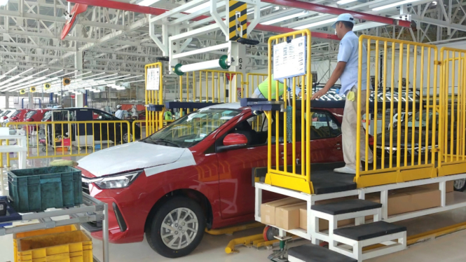 Proses produksi mobil di pabrik baru Daihatsu