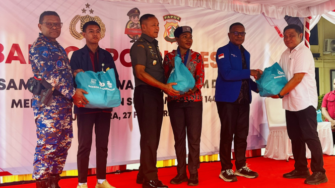 Kapolda Papua Irjen Pol Patrige Renwarin ketukan menyerahkan sembako