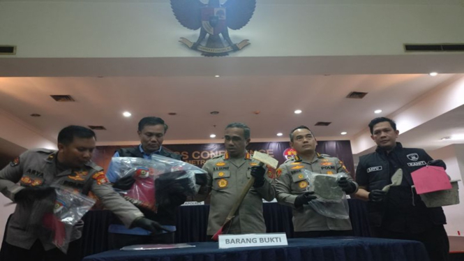 Kapolres Metro Jakarta Timur Kombes Nicolas Ary Lilipaly (tengah)