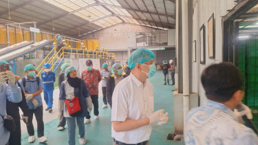 Rektor Unpad mengunjungi Pengolahan Sampah Modern IWM di Taman Safari Bogor. VIVA/Muhammad AR