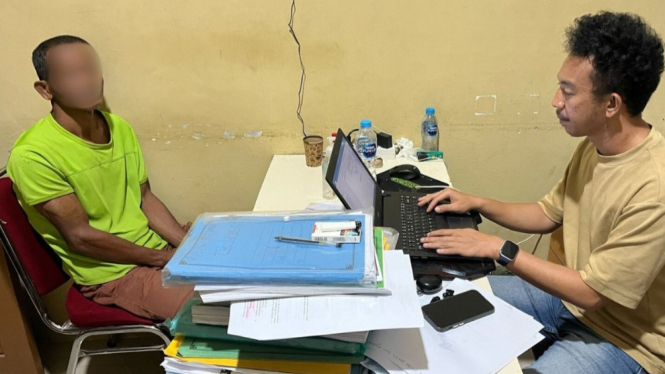 Petugas mengambil keterangan dari TI yang diduga nekat melakukan KDRT akibat kecanduan judi online, di Polres Kubu Raya, Kalimantan Barat, beberapa waktu lalu.
