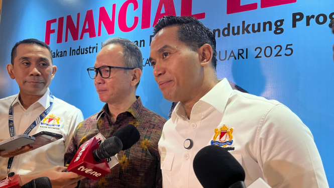 Ketua Umum Kamar Dagang dan Industri (Kadin) Indonesia Anindya Bakrie dan Ketua Dewan Komisioner Otoritas Jasa Keuangan (OJK) Mahendra Siregar