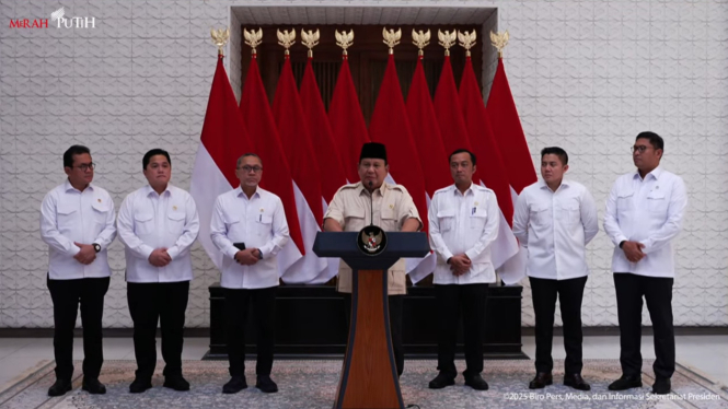 Presiden RI Prabowo Subianto (tengah) dalam konferensi pers di Lanud Halim Perdanakusuma, Jakarta Timur, Jumat, 28 Februari 2025 (sumber: tangkapan layar YouTube Sekretariat Presiden)