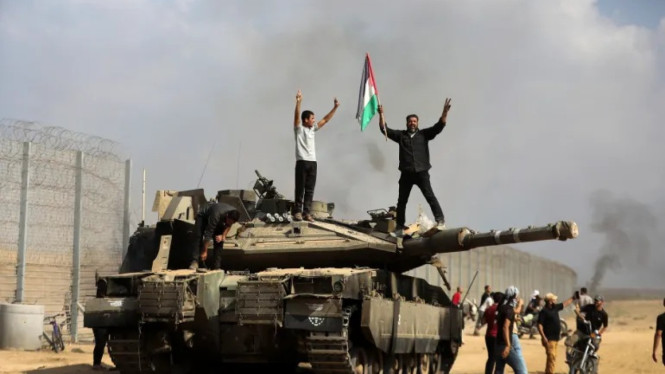 VIVA Militer: Warga Palestina merebut tank Merkava militer Israel