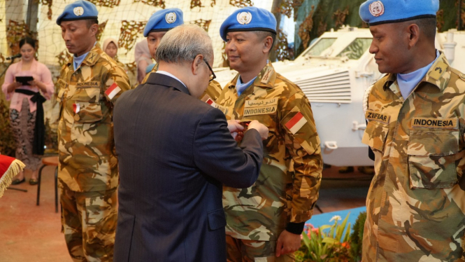 VIVA Militer: Satgas TNI Konga UNIFIL 2024-2025 dapat 2 Medali dari PBB