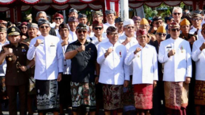  I Gusti Ngurah Jaya Negara mendampingi Gubernur Bali I Wayan Koster