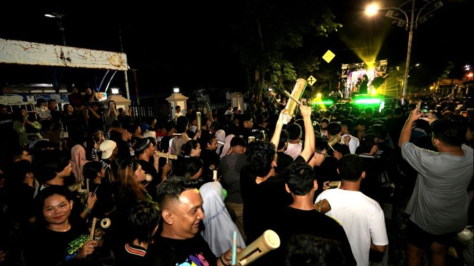 Tradisi Koko`o atau ketukan sahur untuk membangunkan warga di Gorontalo.
