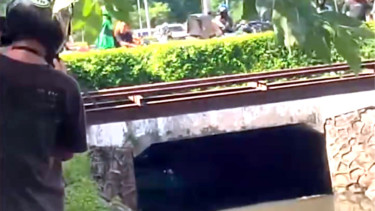 Taksi listrik tercebur di saluran air PIK 2