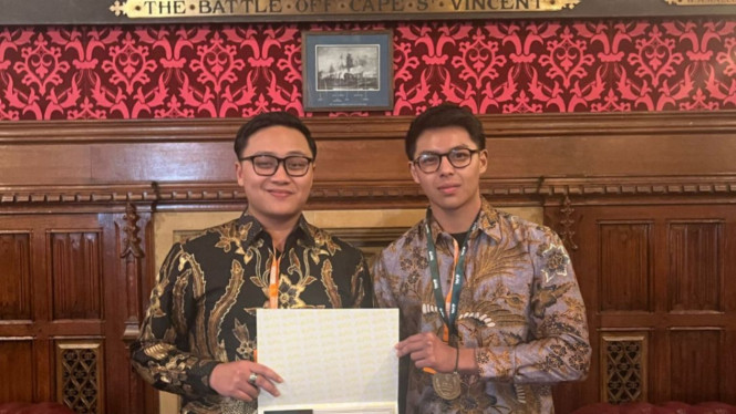 Denny JA menerima penghargaan inovasi budaya dan sastra