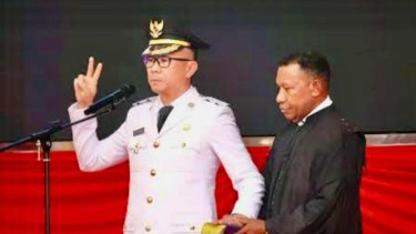 Pj Bupati Mimika Provinsi Papua Tengah, Yonathan Demme Tangdilintin.