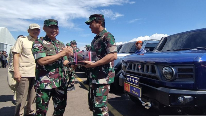 Penyerahan secara simbolis Maung MV3 untuk kendaraan operasional TNI-Polri