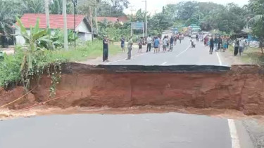 Foto : Jalan Nasional di Kecamatan Jujuhan Kabupaten Bungo,Jambi-Padang Terputus Akibat Diterjang Banjir Bandang   