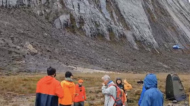 Rombongan pendaki gunung cartenz