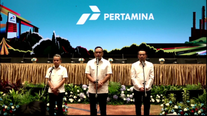 Direktur Utama Pertamina, Simon Aloysius Mantiri saat konferensi pers di kantor pusat Pertamina