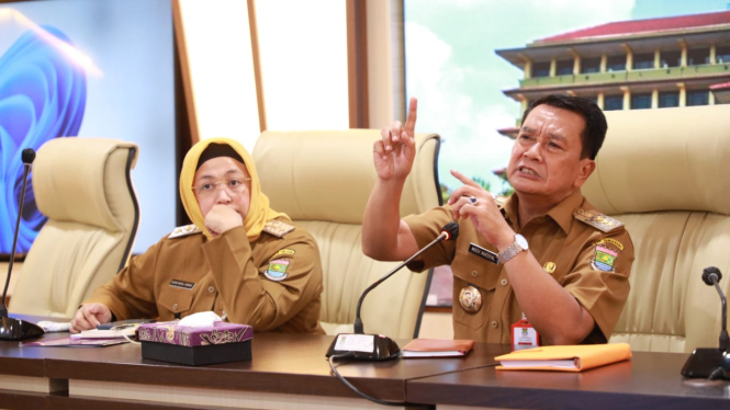 Bupati Tangerang, Maesyal Rasyid dan Wakil Bupati Tangerang, Intan Nurul Hikmah dalam rapat koordinasi di Puspemkab Tangerang