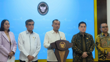 Mensesneg, Prasetyo Hadi (tengah)