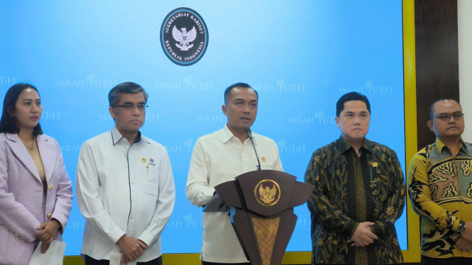 Mensesneg, Prasetyo Hadi (tengah) dalam konferensi pers di Kompleks Istana Kepresidenan, Jakarta Pusat, Senin, 3 Maret 2025