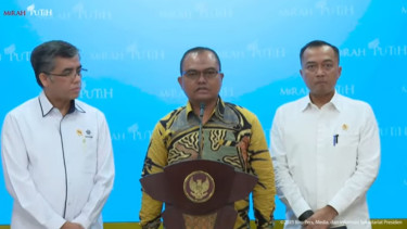 Koordinator serikat pekerja Sritex Group, Slamet Kaswanto (tengah) dalam konferensi pers di Kompleks Istana Kepresidenan, Jakarta Pusat, Senin, 3 Maret 2025 (sumber: tangkapan layar YouTube Sekretariat Presiden)