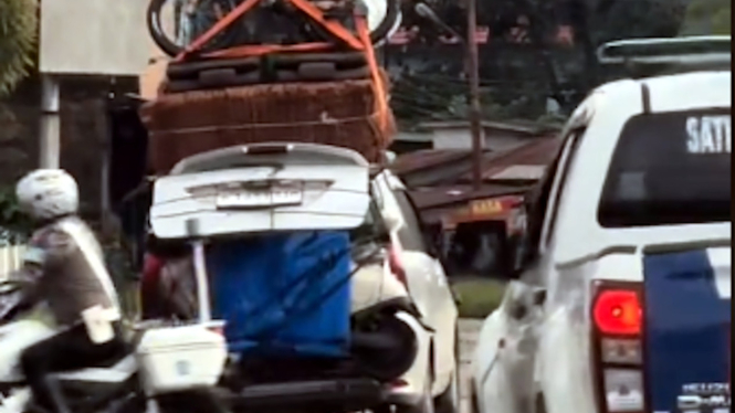 Mobil bermuatan lebih dicegat polisi
