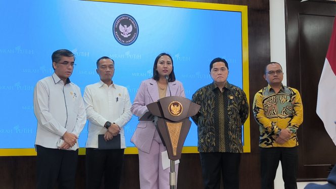 Perwakilan tim kurator PT Sritex Rejeki Isman atau Sritex, Nurma Sadikin (tengah) dalam konferensi pers di Kompleks Istana Kepresidenan, Jakarta Pusat, Senin, 3 Maret 2025