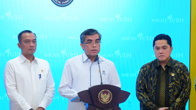 Menteri Ketenagakerjaan, Yassierli (tengah) dalam konferensi pers di Kompleks Istana Kepresidenan, Jakarta Pusat, Senin, 3 Maret 2025 (sumber: Biro Pers Sekretariat Presiden)