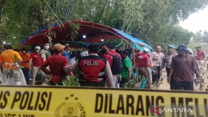Pembongkaran makam kedua korban yang merupakan bapak dan anak diduga dibunuh