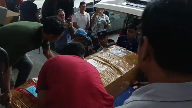 Proses pengangkutan jenazah pendaki ke dalam mobil jenazah untuk dibawa ke rumah duka