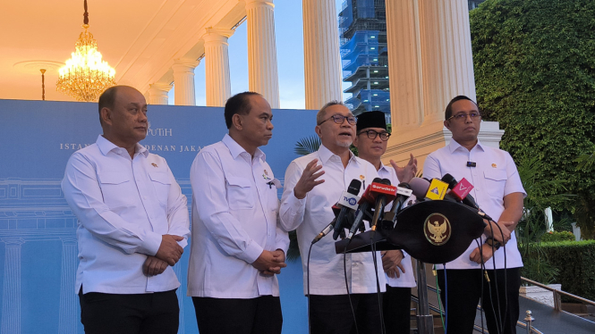 Menko bidang Pangan, Zulkifli Hasan alias Zulhas (tengah) di Kompleks Istana Kepresidenan Jakarta Pusat, Senin, 3 Maret 2025
