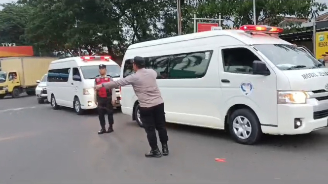 Dua mobil jenazah yang membawa jasad para pendaki Cartenz Pyramid menuju rumah duka dari Terminal Kargo, Bandara Soekarno-Hatta, Tangerang