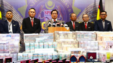 Ketua SPRM Tan Sri Azam Baki (ketiga dari kiri)