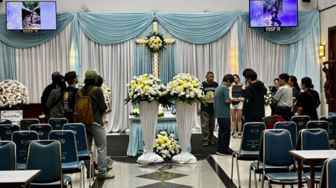 Peti jenazah Lilie Wijayati saat tiba di Rumah Duka Nana Rohana, Kota Bandung