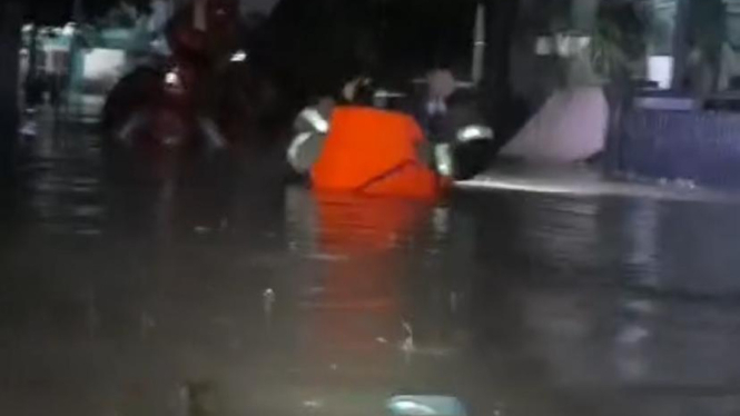 Banjir kepung Depok saat sahur