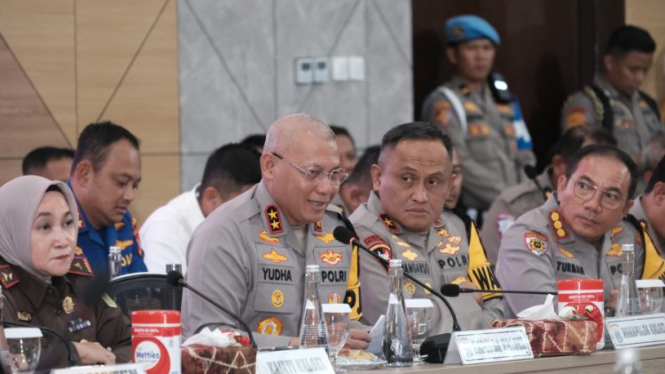 Kapolda Kalsel Irjen Pol Rosyanto Yudha Hemawan (tengah)