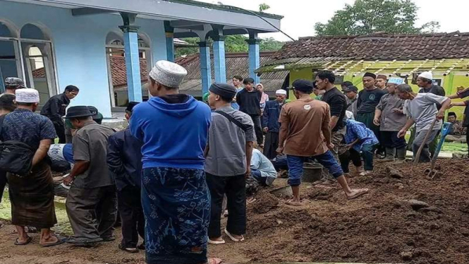 Pemindahan makam Kiai Muhajar yang terdampak pergerakan tanah di Tasikmalaya  