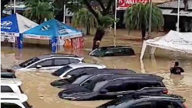 Mobil-mobil terendam banjir di Grand Galaxy City, Bekasi.
