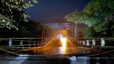 Jembatan Cicangor di jalan Badami-Loji, Kecamatan Pangkalan, Kabupaten Karawang, Jawa Barat dilaporkan amblas.