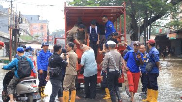 Bpbd Kota Tangerang memberikan bantuan  untuk warga yang melintas di jalanan
