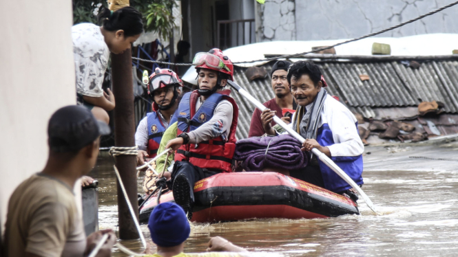 Evakuasi Warga Terdampak Banjir di Wilayah Jakarta