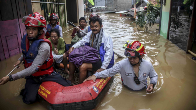 Evakuasi Warga Terdampak Banjir di Wilayah Jakarta