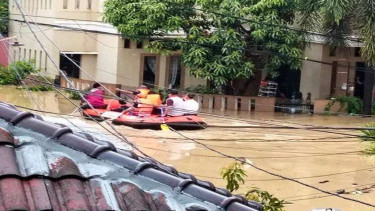 Evakuasi korban banjir di perumahan Pondok Lestari Indah