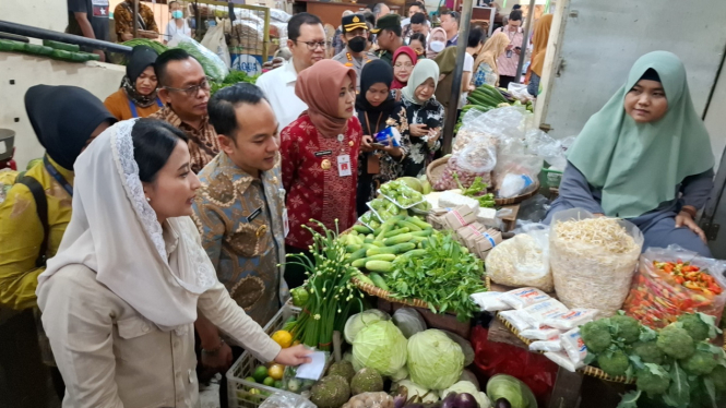 Wamendag Dyah Roro Esti Widya Putri didampingi Wali Kota Solo dan Wakil wali Kota Solo sidak harga bahan pokok di Pasar Gede, Solo.